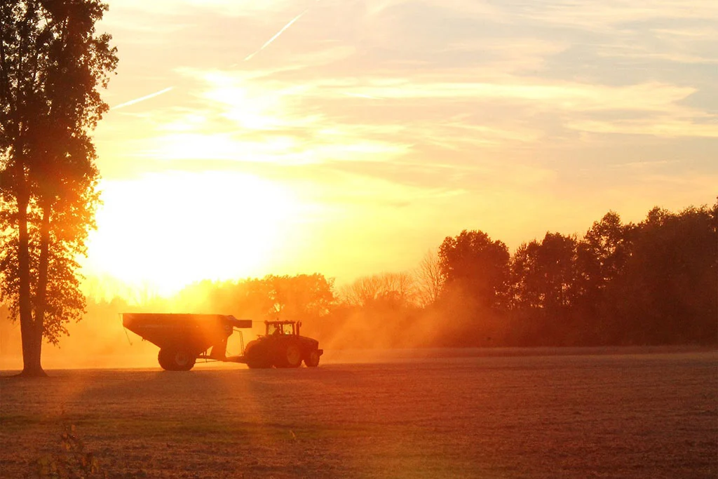 trattore con macchina agricola al rimorchio